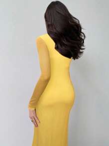 Aloruh Gaun Maxi Seksi Wanita dengan Leher Berpotongan Rendah dan Detail Draping, Liontin, dan Hem Berumbai dari Jala untuk Pesta Natal. - Kuning - View 2