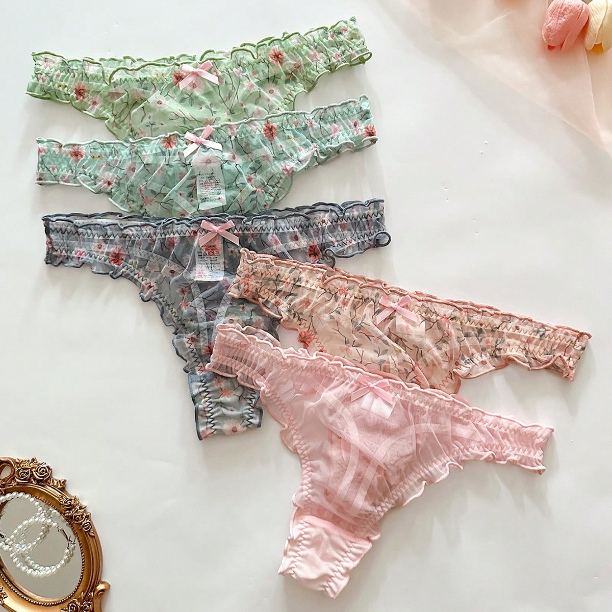 Set de 5 tangas de mujer con decoración de volantes, diseño de flores y moños