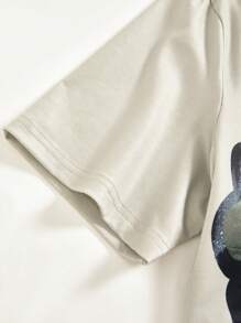 SHEIN 两件套青少年男孩休闲运动学院风欧美圆领T恤背面带有逼真的涂鸦肖像和喇叭裤套装 - 彩色 - 查看 5