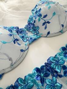 SHEIN 2pcs Plus Size Women Romantic Embroidery Sexy Bra And Panty Lingerie Set, Lift