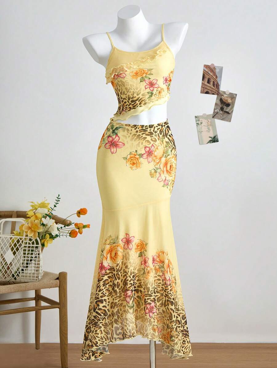 SHEIN مجموعة مكونة من قطعتين للبنات المراهقات للأعياد والأجازات: ملابس علوية كاميسول كشكشة ذات طبعة زهور وطبعة نمر ملونة مصنوعة من الصوف الأصفر مع حاشية غير متماثلة وتنورة ذات خصر مطاطي، مناسبة للصيف والعطلات