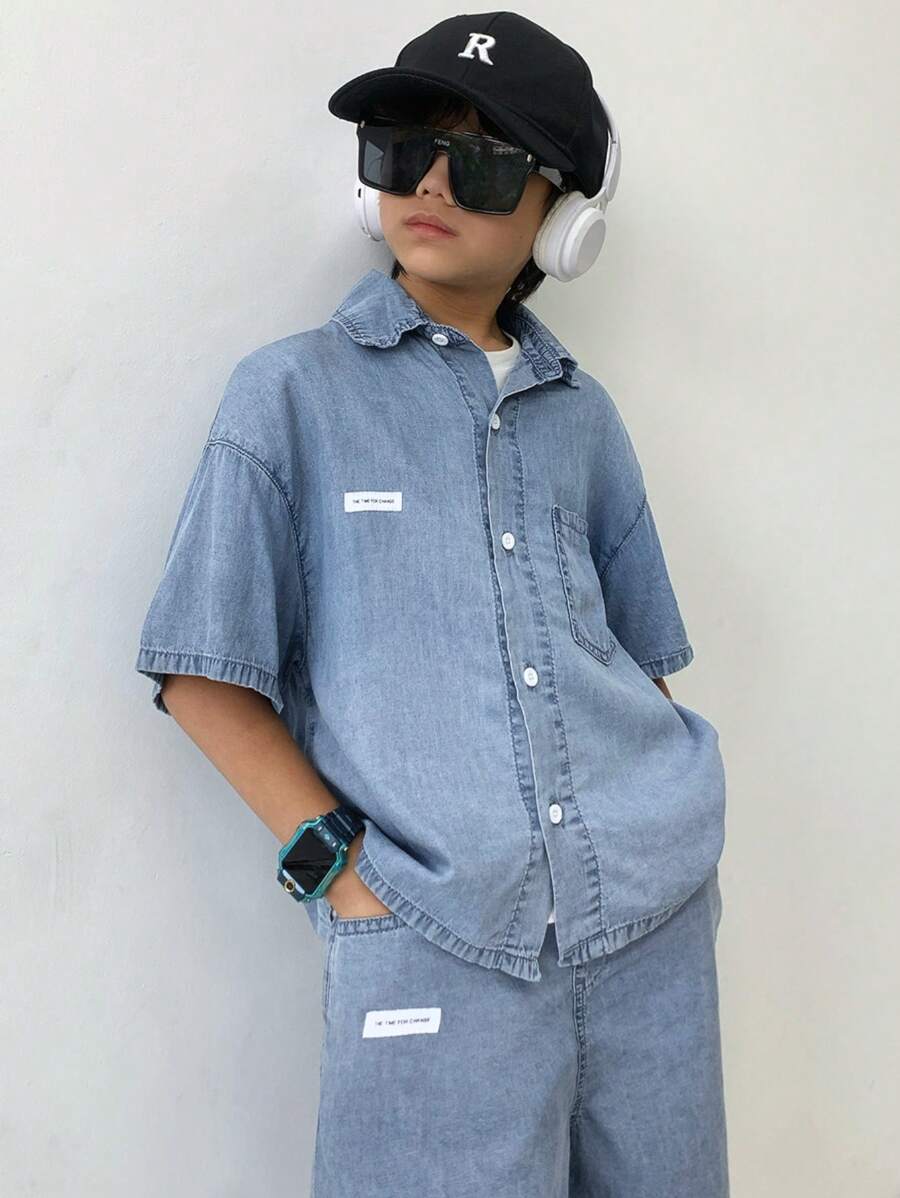 SHEIN 2件套男童时尚休闲蓝色牛仔布拼接细节设计宽松休闲衬衫上衣,搭配宽松舒适的基础款日常简约男童短裤牛仔裤套装,适合儿童穿着,柔软舒适,适合日常穿着,也适合儿童春夏穿着。 - 藍色 - 查看 1