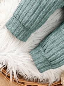 SHEIN 1 Bộ đồ liền thân in chữ màu trơn cho bé trai, bộ đồ liền thân thoải mái, dễ mặc, phù hợp cho bé trai sơ sinh mặc vào mùa thu, xuân và đông. Bộ đồ liền thân đa năng này phù hợp với nhiều dịp khác nhau trong cuộc sống hàng ngày, giúp bé trai sơ sinh luôn thời trang và thoải mái trong mùa thu, xuân và đông. Dù đi học hay ở nhà, bé trai sơ sinh đều có thể mặc bộ đồ liền thân này. - màu xanh lá - Xem 8