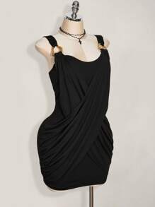 Hourglow 大码女式纯色 V 领褶皱拼布不对称下摆紧身连衣裙，Y2K 性感短裙，金属肩带装饰 - 黑色 - 查看 3