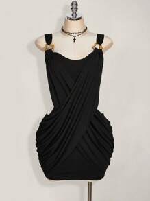 Hourglow 大码女式纯色 V 领褶皱拼布不对称下摆紧身连衣裙，Y2K 性感短裙，金属肩带装饰 - 黑色 - 查看 4