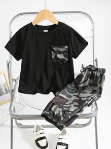 2 件休闲迷彩图案撞色口袋短袖 T 恤和裤子套装，适合男孩春秋季通勤、上学、休闲、运动