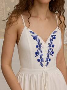 SHEIN MOD Vestido de tirantes finos con estampado de color contrastante hasta la pantorrilla para mujer, ropa bohemia, bordado en el escote, atuendos de campo para mujer, atuendos de vacaciones en la playa - Blanco - Ver 1
