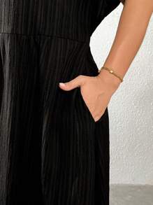 SHEIN Essnce Vestido de talla grande para mujer, de primavera y verano, de estilo casual, holgado y cómodo, de diario, con textura negra, cuello en V, manga corta, largo medio, con bolsillos, atuendos de verano para mujeres, vestido de trabajo, vestido negro curvilíneo, ropa de iglesia para mujeres