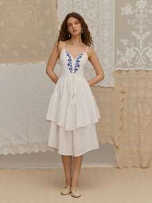 SHEIN MOD Vestido de tirantes finos con estampado de color contrastante hasta la pantorrilla para mujer, ropa bohemia, bordado en el escote, atuendos de campo para mujer, atuendos de vacaciones en la playa - Blanco - Ver 5