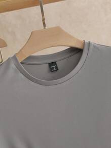 Manfinity VCAY Conjunto de verano para hombre con camiseta con detalles de parches y pantalones cortos con cintura de cordón