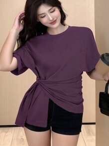 Dazy Plus Camiseta casual de manga corta con cuello redondo, dobladillo asimétrico y cordón unicolor