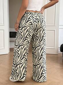 SHEIN EZwear Pantalones rectos informales de talla grande a rayas de cebra en blanco y negro