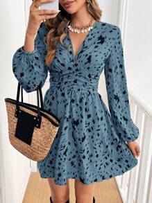 SHEIN Frenchy Váy in họa tiết nhuộm xếp ly tay đèn lồng cổ chữ V cho nữ, thời trang - Màu xanh lam - Xem 3