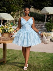 Slaydiva Vestido de falda corta tipo tarta de cintura estrecha confeccionado en tela azul con cortes láser para mujeres de talla grande, nuevo para primavera y verano 2025 para el resort casual - Azul - Ver 1