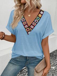 SHEIN LUNE تيشيرت نسائي قصير الأكمام بطباعة جرافيك بياقة على شكل حرف V، صيفي