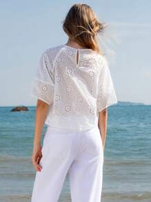 Lumivelle 女士镂空刺绣短袖衬衫，休闲度假装 - 白色 - 查看 2