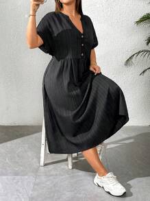 SHEIN Essnce Vestido de talla grande para mujer, de primavera y verano, de estilo casual, holgado y cómodo, de diario, con textura negra, cuello en V, manga corta, largo medio, con bolsillos, atuendos de verano para mujeres, vestido de trabajo, vestido negro curvilíneo, ropa de iglesia para mujeres