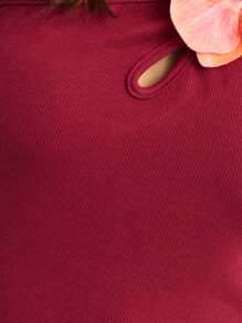 Nöista Ribbed Tank Top Features A Strap Design, A Teardrop Keyhole Cutout, And A Statement Orchid Embellishment. Stylish And Form-Fitting, It's Perfect For Summer Dates, Concerts, Or Adding Flair To Casual Looks.