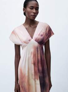 Maija 女式扎染印花不对称领口百搭休闲都市时尚夏装，优雅修身腰部设计，V 领和前褶设计，适合音乐会和日常穿着女装优雅礼服工作夏装女装夏装女装生日优雅知性女婚礼宾客礼服浪漫美丽法式休闲高端知性优雅老钱风格邮轮服装度假装优雅知性女婚礼宾客礼服浪漫美丽法式休闲高端知性优雅老钱风格邮轮服装度假装，女士连衣裙夏季扎染连衣裙长裙真丝连衣裙扎染长裙 - 彩色 - 查看 4