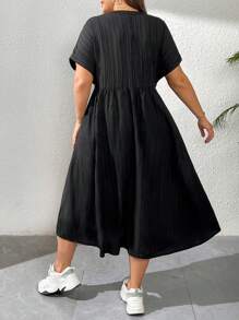 SHEIN Essnce Vestido de talla grande para mujer, de primavera y verano, de estilo casual, holgado y cómodo, de diario, con textura negra, cuello en V, manga corta, largo medio, con bolsillos, atuendos de verano para mujeres, vestido de trabajo, vestido negro curvilíneo, ropa de iglesia para mujeres