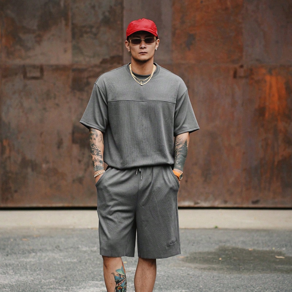 Conjunto de camiseta de hombre de verano con diseño de tela texturizada gris y división