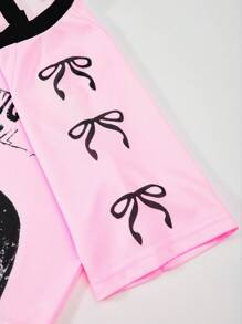 SHEIN Conjunto de niña preadolescente con blusa suelta con cuello en V y estampado gráfico, y falda plisada, conjunto de ropa casual tipo streetwear, apto para uso diario, salidas, reuniones casuales, primavera/verano