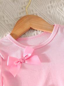 SHEIN 2件組女嬰粉色夏季可愛2歲生日服裝，圓領短袖蝴蝶結裝飾短版上衣與鬆緊腰短褲套裝，時尚海灘禮物 - 粉色 - 查看 8