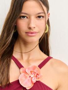 Nöista Ribbed Tank Top Features A Strap Design, A Teardrop Keyhole Cutout, And A Statement Orchid Embellishment. Stylish And Form-Fitting, It's Perfect For Summer Dates, Concerts, Or Adding Flair To Casual Looks.