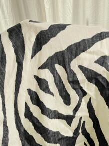 SHEIN EZwear Pantalones rectos informales de talla grande a rayas de cebra en blanco y negro