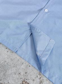 Manfinity Roghcode Herren Freizeitmode Straße Slogan Streifen Muster Hemd mit Kragen und kurzen Ärmeln und Shorts mit Kordelzug Taille, Sommer - Blau-Weiß - Übersicht 5