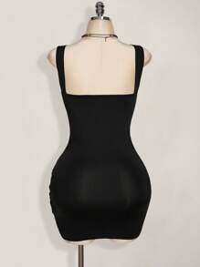 Hourglow 大码女式纯色 V 领褶皱拼布不对称下摆紧身连衣裙，Y2K 性感短裙，金属肩带装饰 - 黑色 - 查看 2