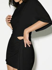 KIZN 迷你连衣裙，不对称裹身下摆，腰部镂空设计，适合派对、晚宴、婚礼宾客，秋冬季穿着 - 黑色 - 查看 4