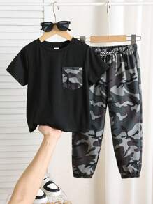 2 件休闲迷彩图案撞色口袋短袖 T 恤和裤子套装，适合男孩春秋季通勤、上学、休闲、运动