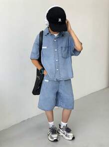 SHEIN 2件套男童时尚休闲蓝色牛仔布拼接细节设计宽松休闲衬衫上衣，搭配宽松舒适的基础款日常简约男童短裤牛仔裤套装，适合儿童穿着，柔软舒适，适合日常穿着，也适合儿童春夏穿着。 - 藍色 - 查看 6