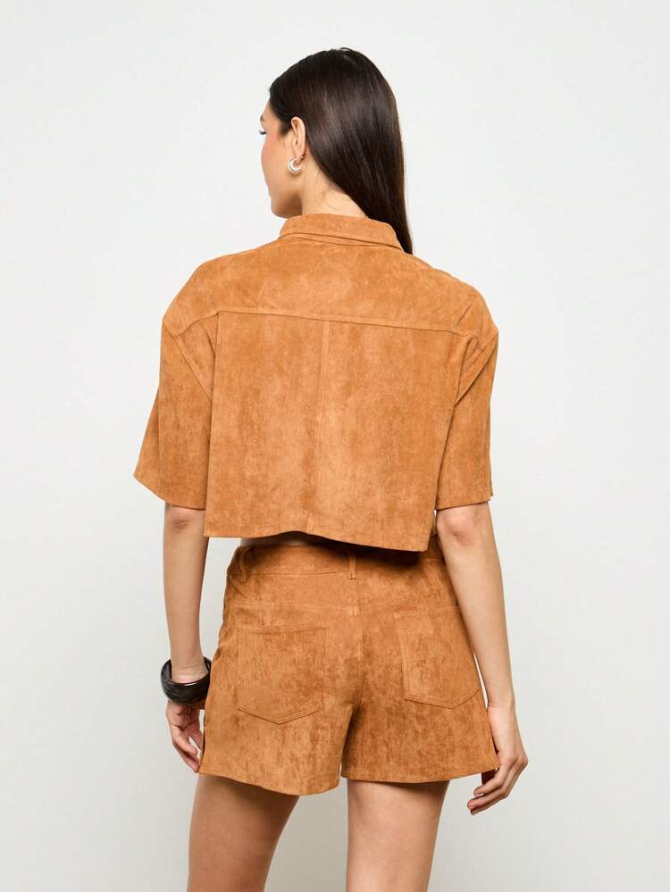 Kurzes Oberteil aus Wildleder mit Knopfleiste und kurzen Ärmeln