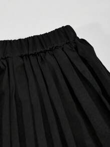 SHEIN Conjunto de niña preadolescente con blusa suelta con cuello en V y estampado gráfico, y falda plisada, conjunto de ropa casual tipo streetwear, apto para uso diario, salidas, reuniones casuales, primavera/verano