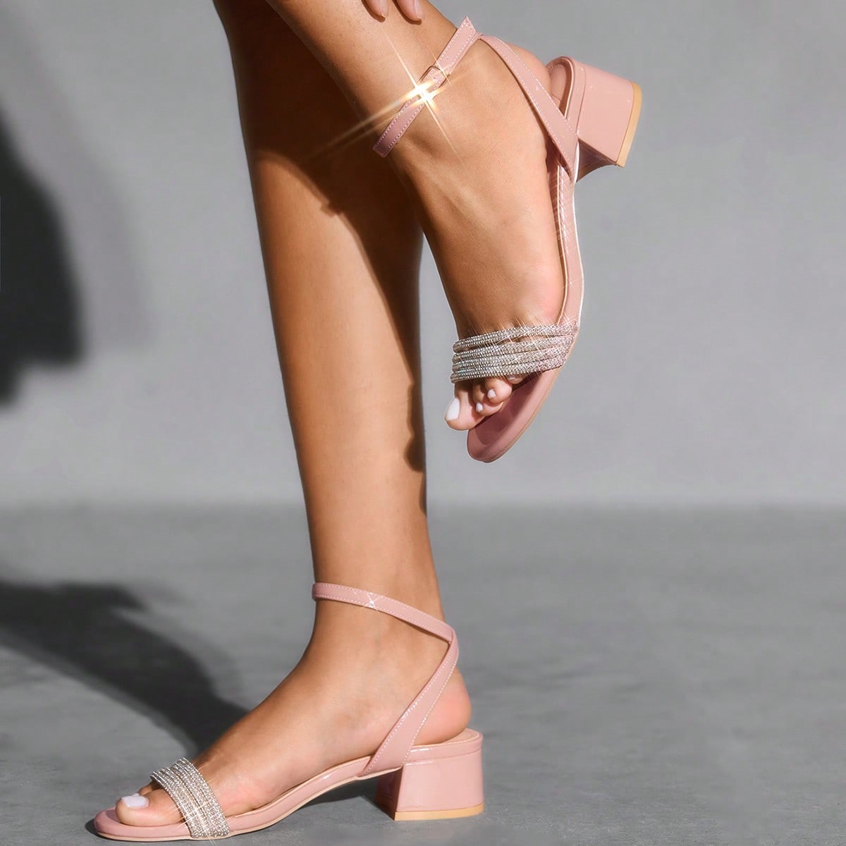 Par de sandalias de tira de tobillo con tacón bajo cómodo y con strass de color rosa pálido para mujer, apropiadas para ir al trabajo, citas, fiest