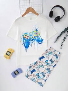 Set de 2 piezas de pijama para hombres jóvenes compuesto por camiseta de manga corta con gráfico de letras casual y pantalones cortos con estampa de videojuego