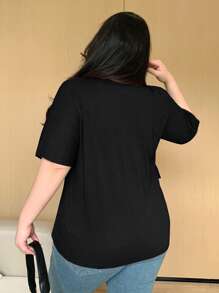 Dazy Plus Camiseta informal de manga corta con cuello redondo, bajo asimétrico y cordón, en unicolor