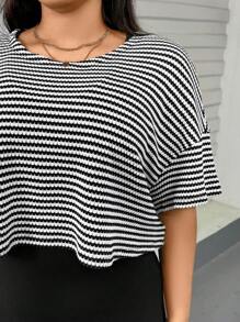 SHEIN Essnce 大码女装春夏时尚休闲宽松舒适日常修身黑白条纹短袖露脐上衣和黑色马甲长裙两件套，街头风，女士夏季穿搭，连衣裙套装，女士家居服套装 - 黑與白 - 查看 5