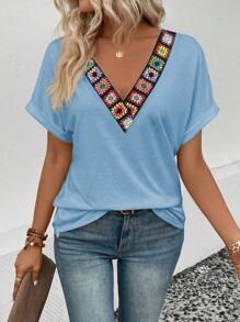 SHEIN LUNE تيشيرت نسائي قصير الأكمام بطباعة جرافيك بياقة على شكل حرف V، صيفي