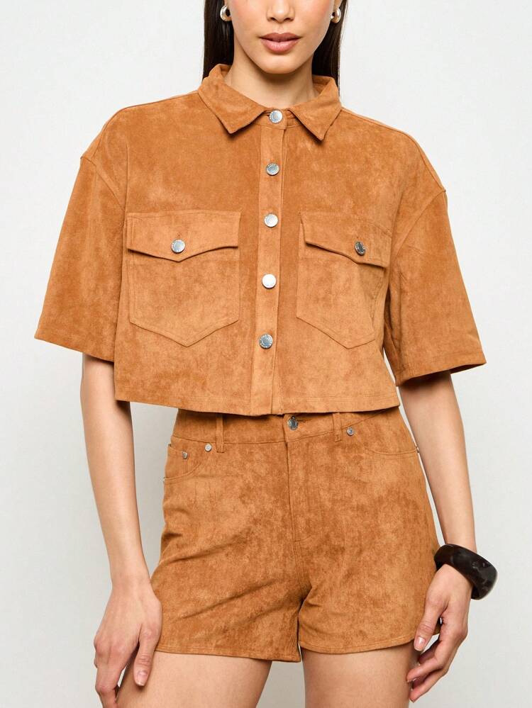 Kurzes Oberteil aus Wildleder mit Knopfleiste und kurzen Ärmeln