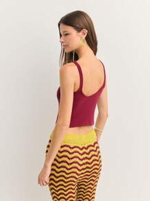 Nöista Ribbed Tank Top Features A Strap Design, A Teardrop Keyhole Cutout, And A Statement Orchid Embellishment. Stylish And Form-Fitting, It's Perfect For Summer Dates, Concerts, Or Adding Flair To Casual Looks.