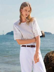 Lumivelle 女士镂空刺绣短袖衬衫，休闲度假装 - 白色 - 查看 4