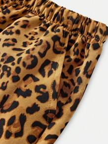 SHEIN Conjunto informal de niña preadolescente con camiseta de cuello redondo de manga corta en unicolor y pantalones anchos con estampado de leopardo
