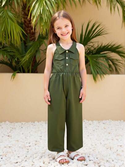 女童军绿色连体衣，带领和口袋，经典军绿色融合复古工装元素，翻领和工装口袋露背设计，实用时尚，腰部和背部松紧带，活动自如，适合夏季简约时尚单品，或搭配春秋季夹克，适合休闲外出、购物、派对等各种场合