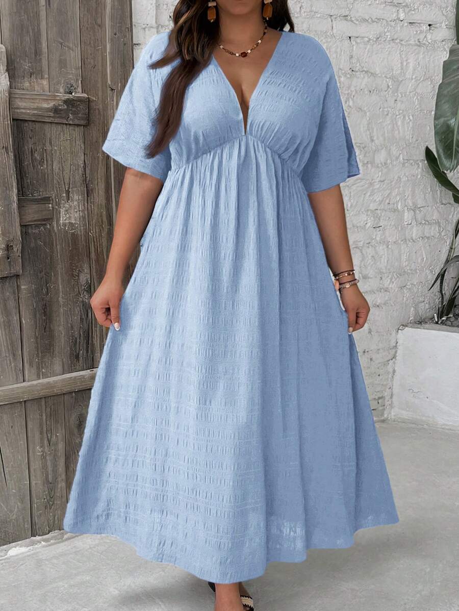 SHEIN VCAY Vestido casual de talla grande para mujer con cuello en V, unicolor, manga de murciélago y plisado