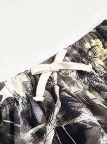 SHEIN 两件套青少年男孩休闲运动学院风欧美圆领T恤背面带有逼真的涂鸦肖像和喇叭裤套装 - 彩色 - 查看 8