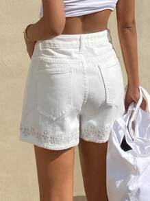 Livesso 女式休闲百搭牛仔短裤，带刺绣和口袋