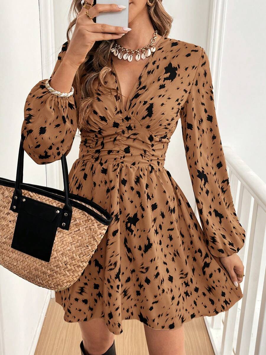 SHEIN Frenchy Đầm midi tay loe cổ chữ V in họa tiết tương phản toàn bộ eo thắt eo - Cà phê - Xem 1
